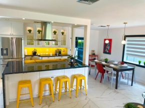 Luxury 3-Beds Modern Villa Minutes from the Ocean Huge Backyard Washer Dryer TV Wine Fridge Fast Wifi